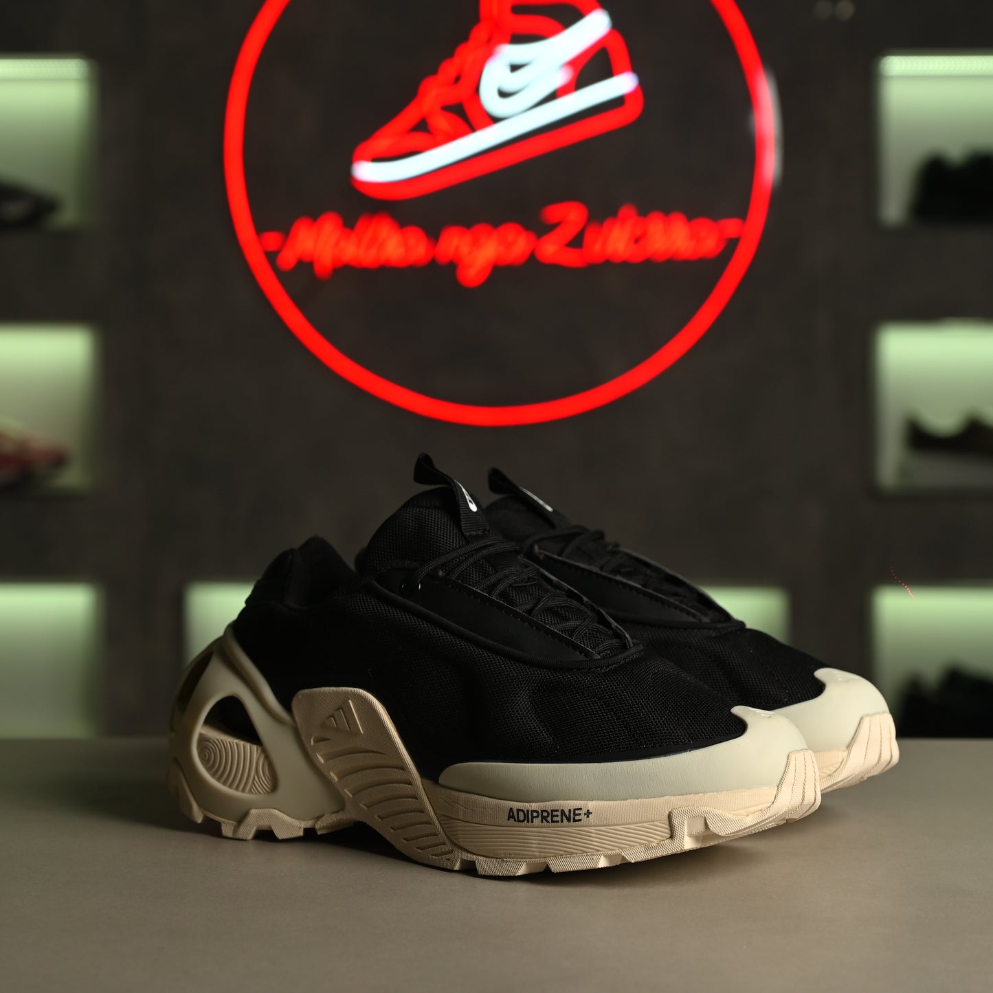 Adidas Wonder Runner - Black Whitte