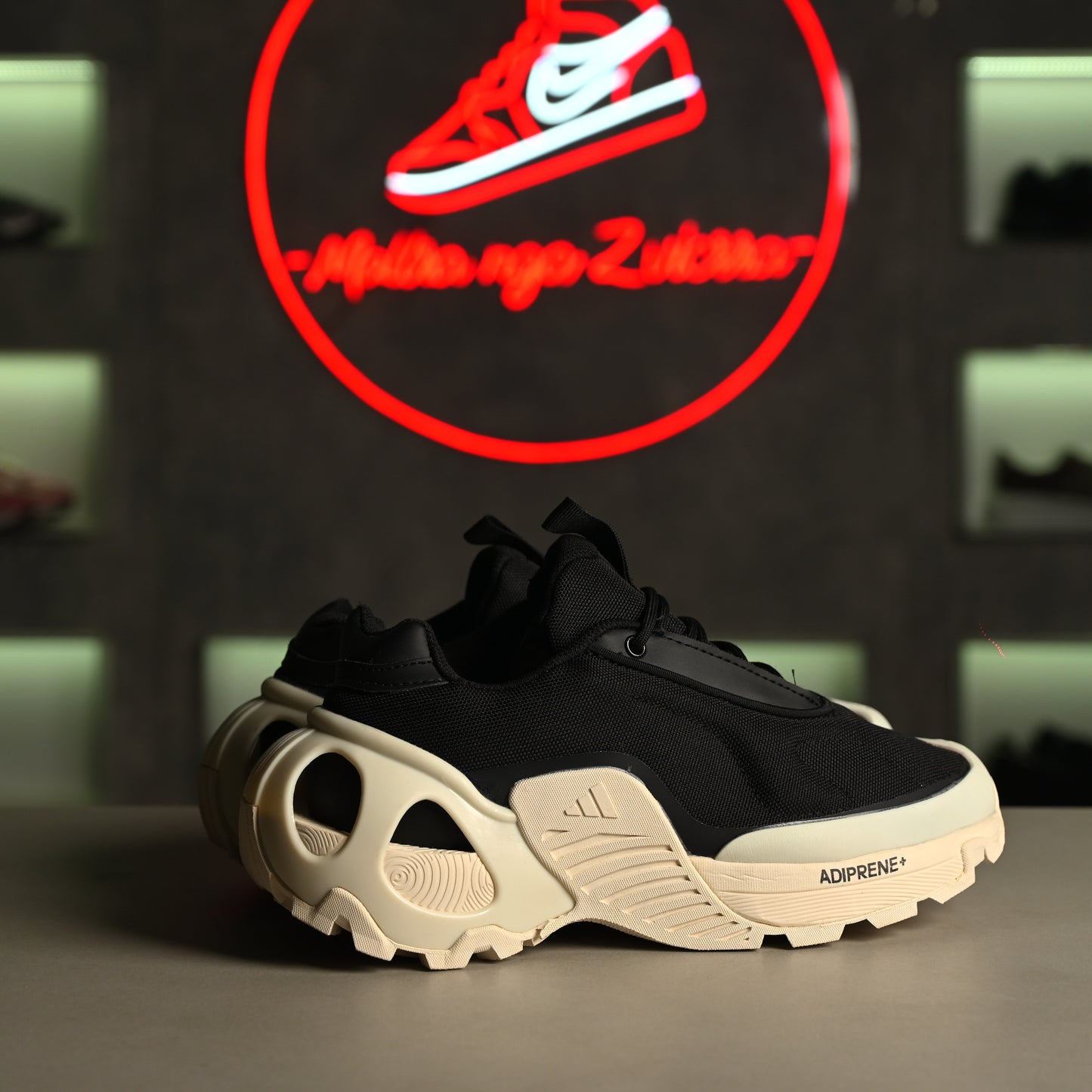 Adidas Wonder Runner - Black Whitte