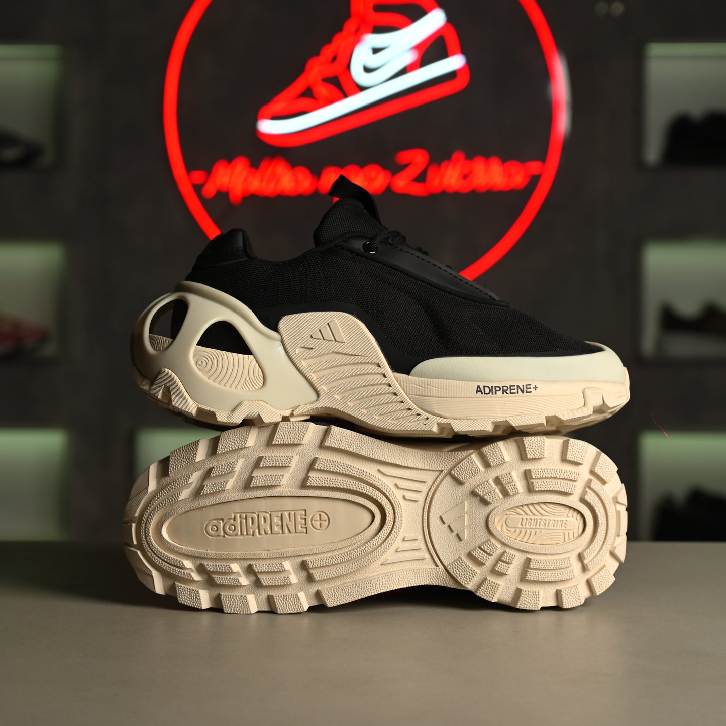 Adidas Wonder Runner - Black Whitte